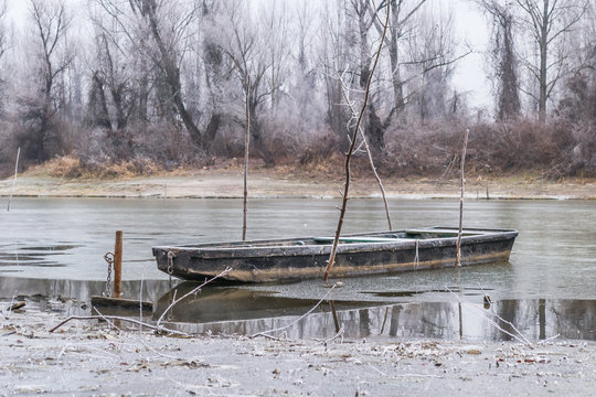 Forgotten boat on the lake shore 
