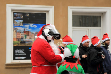 Święty Mikołaj w kasku motocyklisty, grupa Mikołajów. - obrazy, fototapety, plakaty