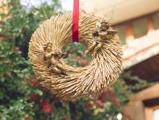 Golden angels on a straw wreath for Valentin's day.