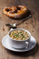 Bratnockerlsuppe mit Breze