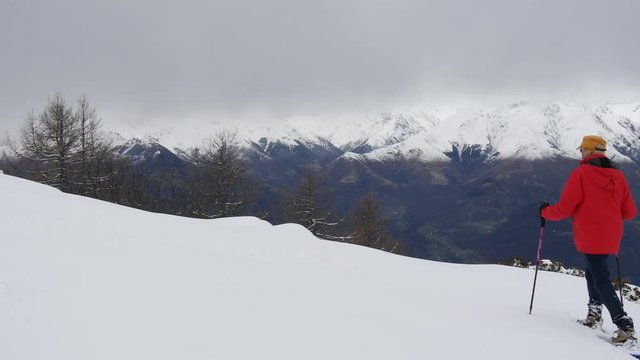 Escursione invernale con le ciaspole in montagna