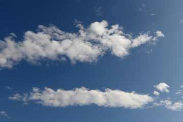 青空と雲「空想・雲のモンスターたち」（二本、二人で、二人組、二つのなどのイメージ）