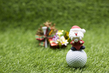 Naklejka premium Golf ball with Christmas decoration, idea for golfer decoration for holiday
