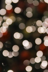 Obraz premium Bokeh of the Christmas tree with red ornaments and white lights
