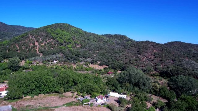 Drone en Linares de la Sierra, pueblo de Huelva (Andalucía, España). Video aereo