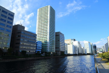 運河沿いに建ち並ぶ高層ビル群