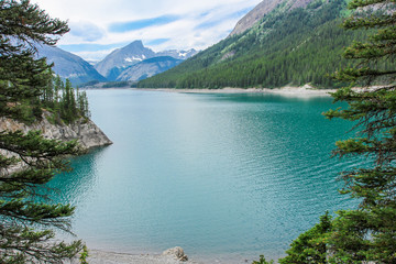 Fototapeta na wymiar Amazing green lake surrounded by mountains Canada