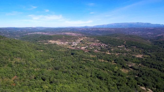 Drone en Madroñal. Pueblo de Salamanca, en la comunidad autónoma de Castilla y León (España) dentro de la comarca de la Sierra de Francia. Video aereo