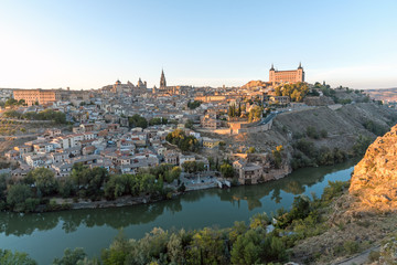 Fototapeta na wymiar Blick auf Toledo in Spanien mit den letzten Sonnenstrahlen