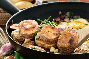 Bratkartoffeln in Bratpfanne, Foodstyling
