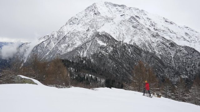 Escursione invernale con la neve in montagna