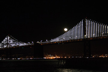 Fototapeta na wymiar Puente San Francisco de noche