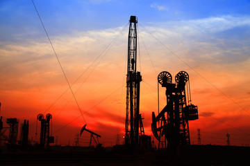 Obraz premium the silhouette of oilfield derrick