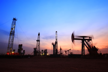 Obraz premium the silhouette of oilfield derrick