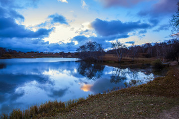 Fototapeta na wymiar The beauty of the lake and the cloudland
