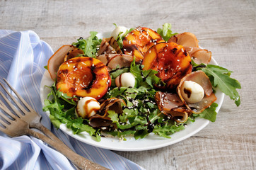 Salad of ham, nectarine and mozzarella