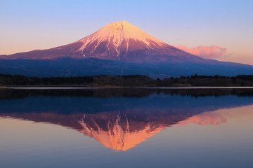 Fototapeta na wymiar 田貫湖と富士山