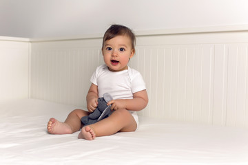 Fototapeta premium boy baby t-shirt lies under a blanket