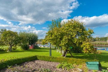 Vorgarten am Fluss Trave im historischen Fischerdorf Gothmund