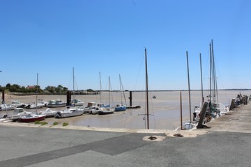 Bâteaux à marée basse à Arcachon