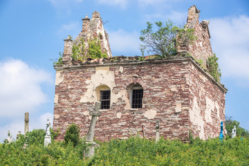 Fototapeta na wymiar Old burial chapel on abandoned cemetery near Chervonohorod Castle ruins in Ukraine