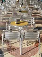 Terrasse eines Cafes im Sonnenlicht