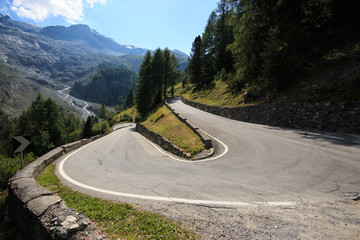 tornante lungo la strada verso il passo dello stelvio