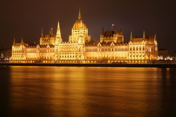 Budynek węgierskiego parlamentu, widok z nabrzeża Dunaju, w nocy, Budapeszt - obrazy, fototapety, plakaty