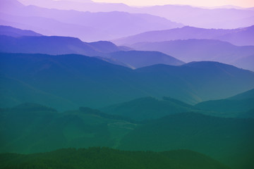 Paysage de coucher de soleil d& 39 été des montagnes des Carpates avec un dégradé abstrait de sommets de montagne aux couleurs bleues, arrière-plan extérieur de voyage naturel