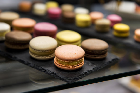 Macarons auf Schwarz