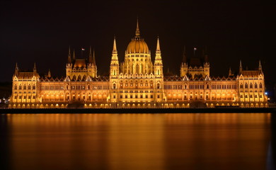 Widok budynku węgierskiego parlamentu w nocy, z przeciwnego brzegu Dunaju, Budapeszt, Węgry - obrazy, fototapety, plakaty
