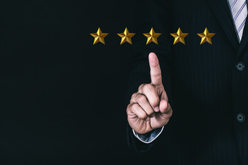 黒背景に五つ星とビジネスマン