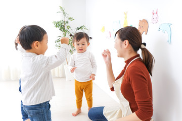こども園・保育園・幼稚園で遊ぶ子供と先生