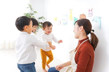 こども園・保育園・幼稚園で遊ぶ子供と先生