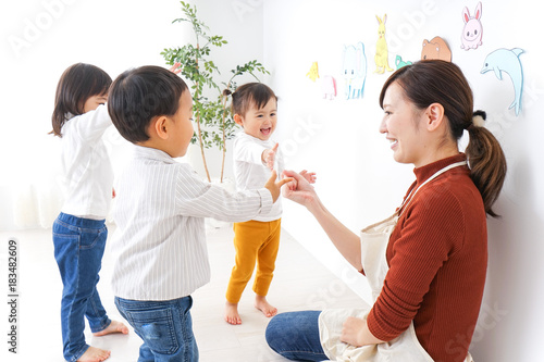 こども園 保育園 幼稚園で遊ぶ子供と先生 Wall Mural Maroke