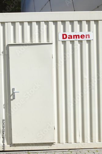 "Weißes Toilettenhäuschen aus Wellblech" Stockfotos und lizenzfreie