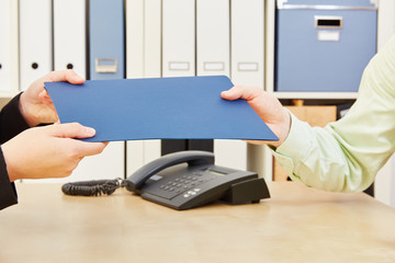 Hände halten Vertrag oder Akte im Büro