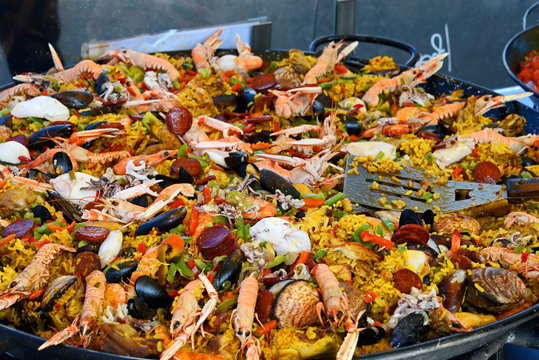 reich belegte Paella