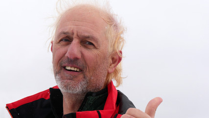 Ritratto di uomo sportivo con i capelli tinti di biondo