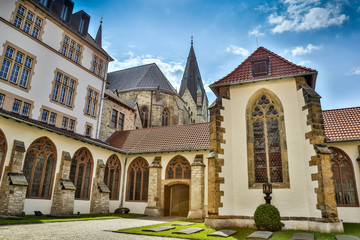 Paderborner Dom Kreuzgang Dreihasenfenster