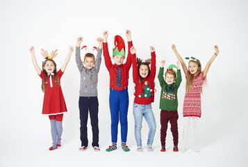 Obraz premium Full length portrait of children with hands up