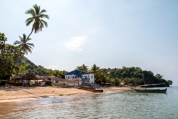 Sandstrand von der Insel Nosy Be /Madagaskar mit Booten, Urlaubern, Palmen und blaues Wasser