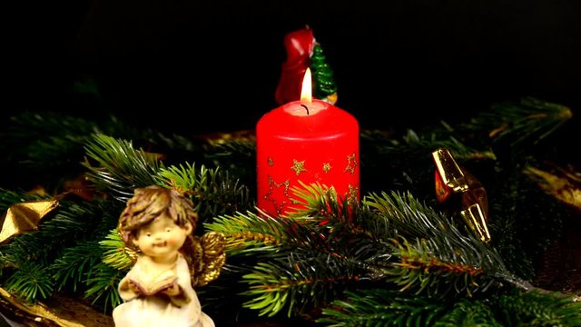 Adventskranz mit Kerze auf Drehteller