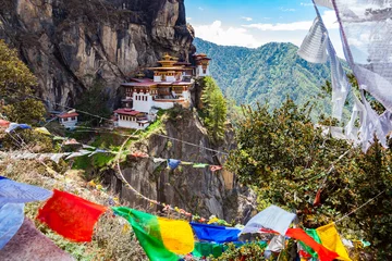 Küchenrückwand glas motiv Himalaya Blick auf das Kloster Taktshang auf dem Berg