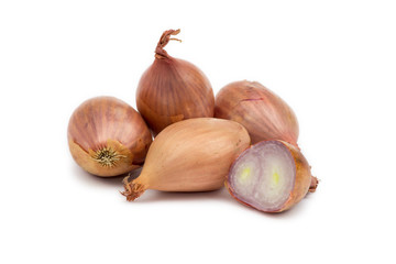 Schalotten mit aufgeschnittener Zwiebel isoliert 