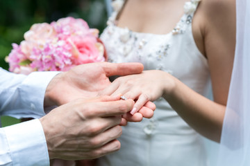 Obraz na płótnie Canvas Groom wears the bride's ring.