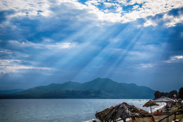 Fototapeta premium Sun rays break through the clouds