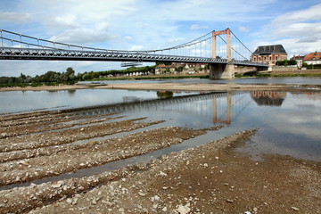 La Loire et son pont suspendu à Cosne-sur-Loire.
