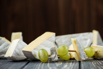 brie cheese with green grapes