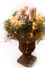 Adventskranz die erste Kerze brennt